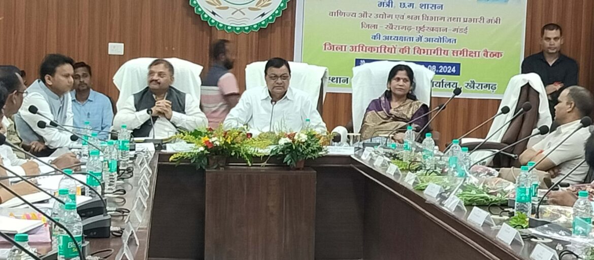 शासन की जनकल्याणकारी योजनाओं का जमीनी स्तर पर क्रियान्वयन हो – प्रभारी मंत्री श्री देवांगन