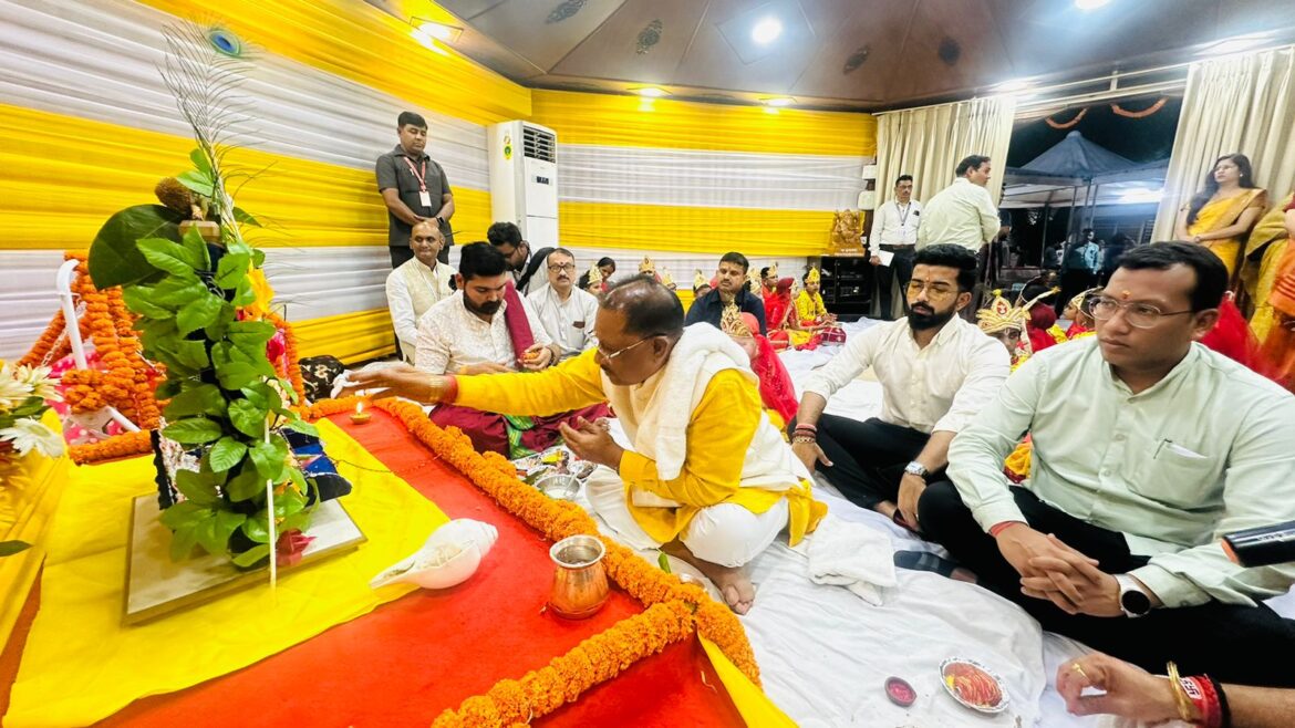 नन्हें राधा-कृष्णों की अठखेलियों से गुलजार हुआ मुख्यमंत्री निवास