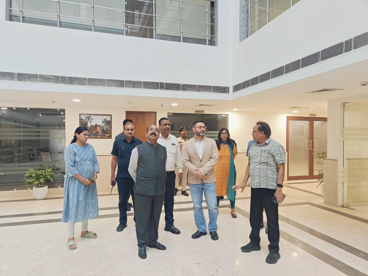 छत्तीसगढ़ के उपमुख्यमंत्री ने ट्राइबल यूथ हॉस्टल का किया निरीक्षण, छात्रों से किया संवाद