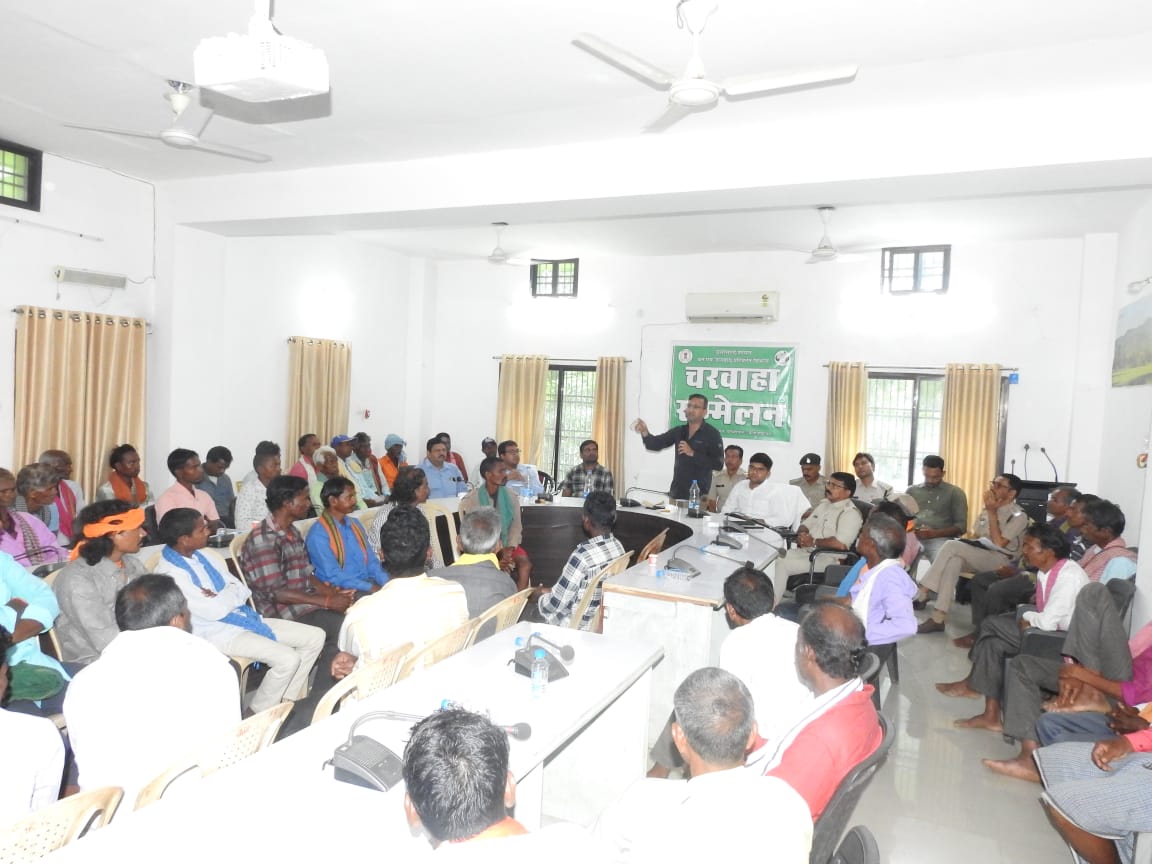 बारनवापारा अभ्यारण्य एवं सीमावर्ती वनक्षेत्रों में विवरण कर रहे बाघ एवं वन्यप्राणियों की सुरक्षा एवं निगरानी के संबध में चरवाहा सम्मेलन का किया गया आयोजन