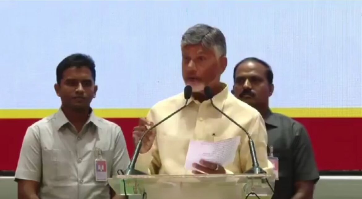 आंध्र प्रदेश के मुख्यमंत्री चंद्रबाबू नायडू ने पिछली जगन मोहन सरकार पर तिरुपति मंदिर के लड्‌डू प्रसादम में पशु चर्बी मिलाने का आरोप लगाया