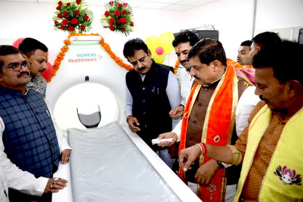 मुख्यमंत्री डॉ. मोहन यादव ने महात्मा गांधी स्मृति चिकित्सा महाविद्यालय इंदौर के सुपर स्पेशलिटी चिकित्सालय में  अत्याधुनिक सी.टी. स्कैन मशीन का लोकार्पण किया