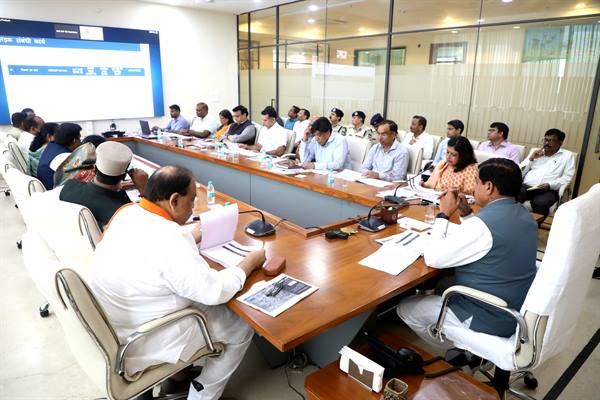 भोपाल को मेट्रोपोलिटन सिटी बनाने के लिए 25 वर्षों का प्लान तैयार करें