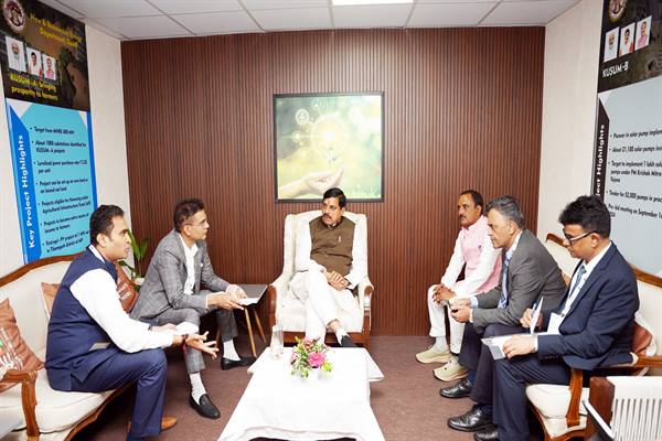 मुख्यमंत्री ने निवेशकों से की वन-टू-वन चर्चा