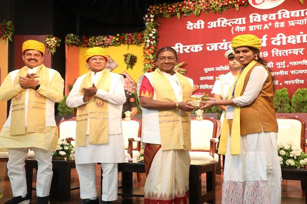 राष्ट्रपति ने दीक्षांत समारोह में विद्यार्थियों को वितरित की उपाधियाँ