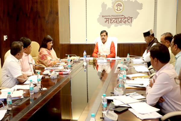 मुख्यमंत्री ने की सहकारिता विभाग और नर्मदा नियंत्रण मंडल के कार्यों की समीक्षा