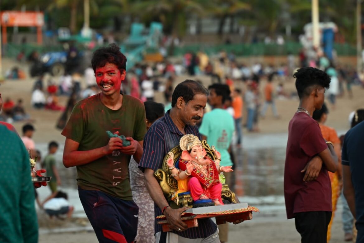 बारिश के चलते नदी-तालाबों का जलस्तर बढ़ा हुआ है अतः विसर्जन स्थलों पर विशेष सतर्कता रखने के दिए निर्देश