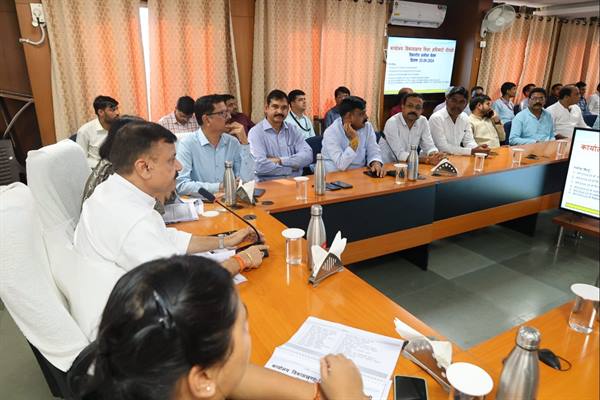 नरसिंहपुर में जिला अधिकारियों की बैठक में मंत्री श्री सिंह ने दिये निर्देश