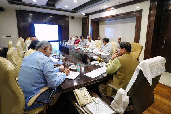 मुख्यमंत्री ने मंत्रालय में की श्रम विभाग की योजनाओं की समीक्षा