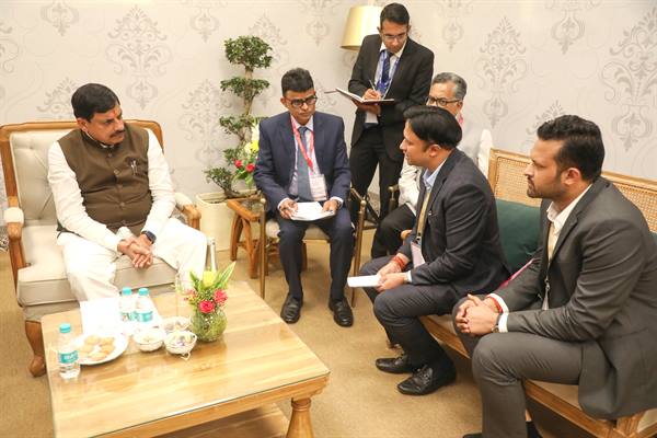 मुख्यमंत्री डॉ. मोहन यादव ने सागर रीज़नल इंडस्ट्री कॉन्क्लेव में आए उद्योगपतियों और निवेशकों से वन टु वन चर्चा की