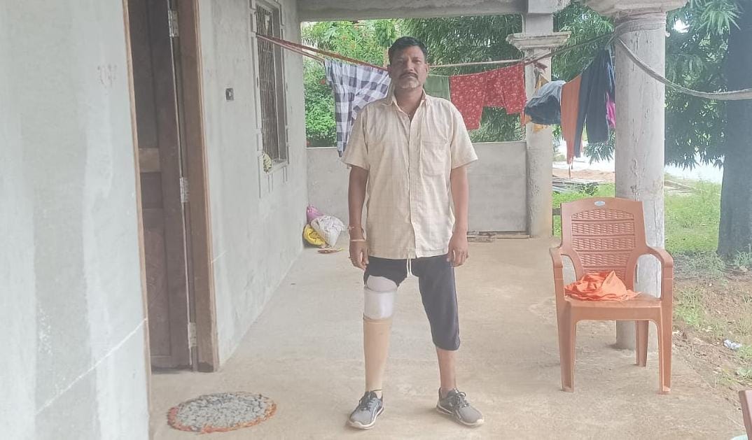सड़क दुर्घटना में एक पैर गंवा चुके नंदकुमार को मुख्यमंत्री विष्णुदेव साय की पहल पर मिला कृत्रिम पैर, सीएम कैंप कार्यालय में लगाई थी गुहार