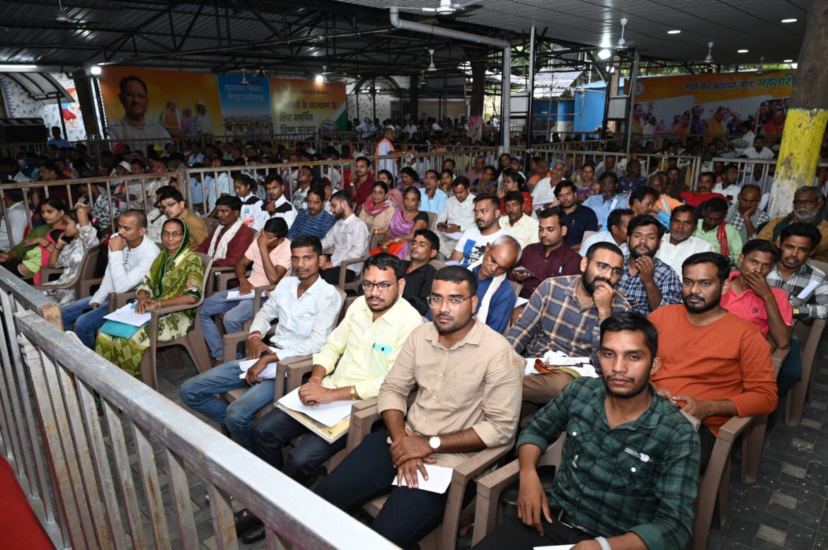 मुख्यमंत्री श्री विष्णु देव साय के जनदर्शन में बड़ी संख्या में पहुंचे लोग