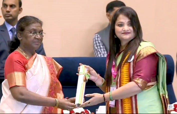 राष्ट्रपति श्रीमती द्रौपदी मुर्मु ने विज्ञान भवन में आयोजित समारोह में प्रदेश के सात शिक्षकों को राष्ट्रीय शिक्षक पुरस्कार-2024 दिया
