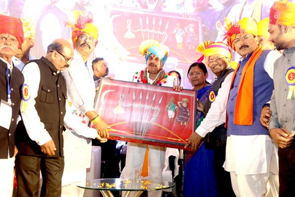 जनजाति समाज की गतिविधियों के लिए जमीन और धर्मशाला के लिए पाँच करोड़ रुपये की घोषणा