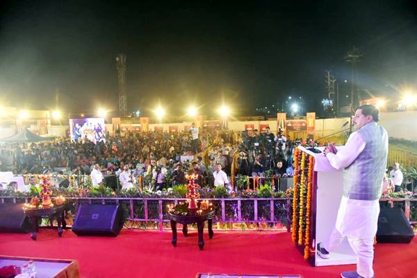 मुख्यमंत्री डॉ. यादव ने सफाई मित्रों और बच्चों के साथ बांटी दीपावली की खुशियां