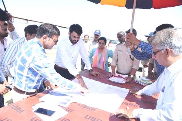 कलेक्‍टर एवं डी.एफ.ओ. ने मोरवन, जनकपुर में किया मौका मुआयना