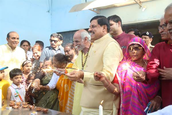 मुख्यमंत्री ने आनंद धाम में बुजुर्गों के साथ मनाई दीपावली