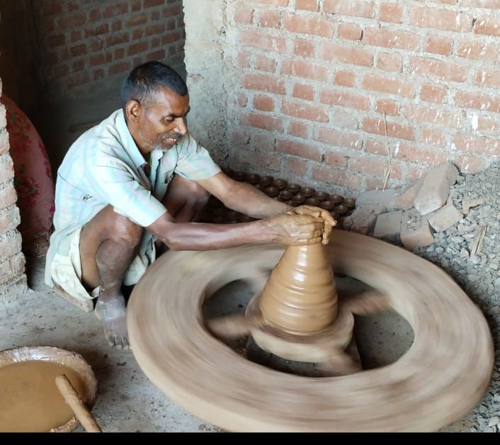 दिवाली के लिए मिट्टी के दीये बनाने की तैयारी हुई तेज