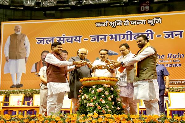 मुख्यमंत्री डॉ. यादव ने गुजरात के सूरत में “जल संचय- जन भागीदारी- जन आंदोलन” कार्यक्रम को किया संबोधित