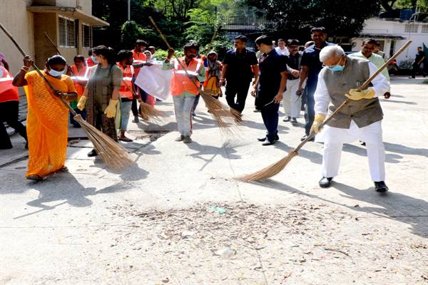 राज्यपाल श्री पटेल ने झाड़ू लगाकर दिया स्वच्छता का संदेश