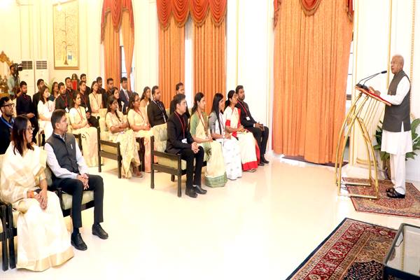 राज्यपाल से राजभवन में प्रशिक्षु डिप्टी कलेक्टरों ने की मुलाकात