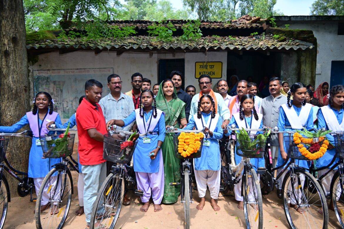 महिला एवं बाल विकास मंत्री श्रीमती लक्ष्मी राजवाड़े ने स्कूली छात्राओं को किया सायकल वितरण