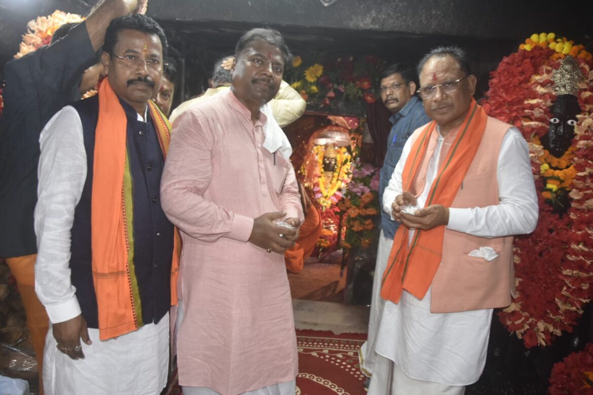 मुख्यमंत्री श्री विष्णु देव साय ने बस्तर की आराध्य देवी मां दंतेश्वरी की पूजा-अर्चना कर प्रदेशवासियों की खुशहाली की कामना की