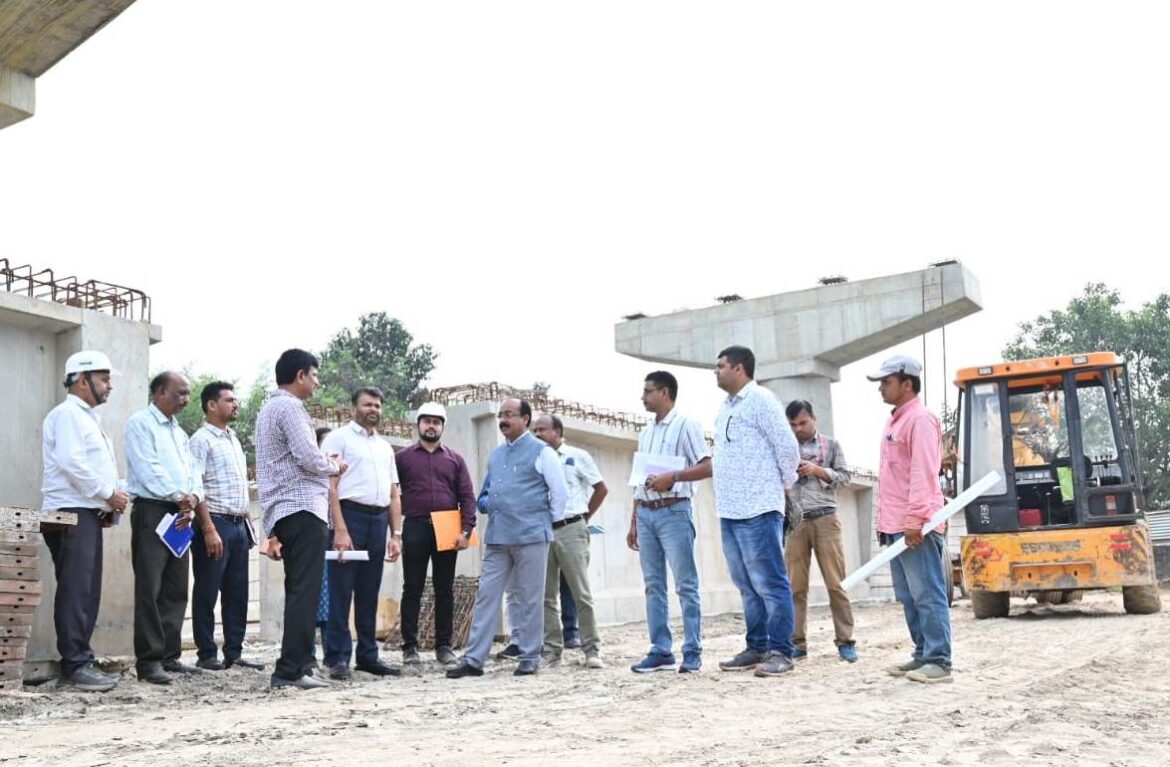 पीडब्ल्यूडी और स्मार्ट सिटी के कार्यों में तेजी लाने उप मुख्यमंत्री श्री अरुण साव उतरे फील्ड पर