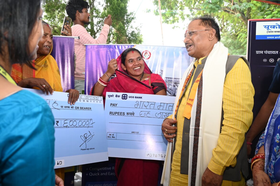 मुख्यमंत्री ने 40 स्व सहायता समूह की महिला सदस्यों को 24 लाख का चेक प्रदान किया