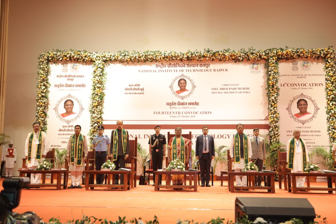 राष्ट्रपति श्रीमती द्रौपदी मुर्मु के हाथों इंजीनियरिंग के होनहार विद्यार्थियों को मिला स्वर्ण पदक