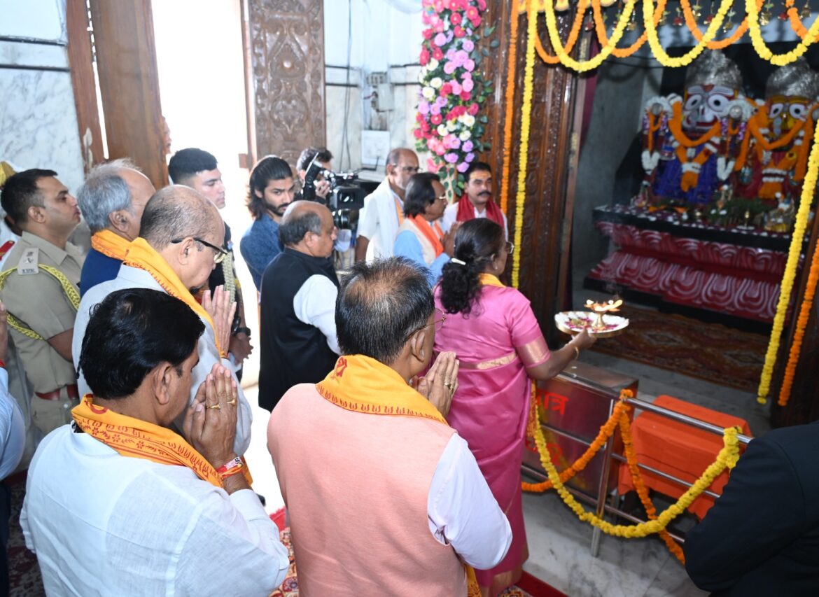 राष्ट्रपति श्रीमती द्रौपदी मुर्मु ने देशवासियों के सुख-समृद्धि और निरंतर प्रगति के लिए आशीर्वाद मांगा