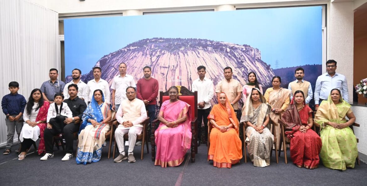 राष्ट्रपति श्रीमती मुर्मु की ग्रुप फोटो के बैकड्रॉप में मधेश्वर पहाड़ : क्यों है खास मधेश्वर पहाड़