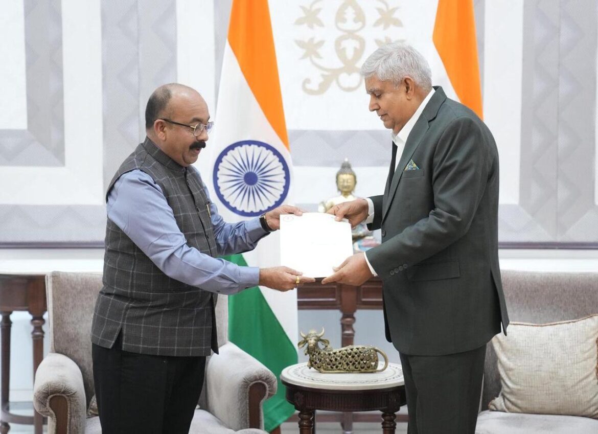 उप राष्ट्रपति श्री जगदीप धनखड़ से उप मुख्यमंत्री श्री अरुण साव ने की भेंट, राज्योत्सव के समापन समारोह में मुख्य आतिथ्य के लिए दिया आमंत्रण