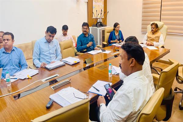 उप मुख्यमंत्री श्री शुक्ल ने एम्बुलेंस सेवा और जाँच सेवा प्रदाय की समीक्षा की