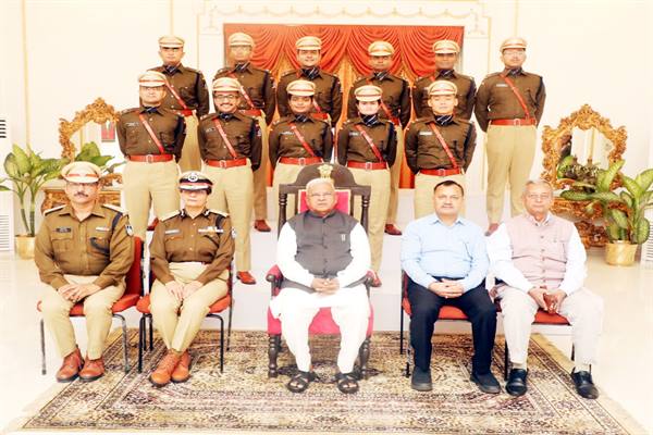 राज्यपाल से प्रोबेशनर आई.पी.एस. अधिकारी मिले