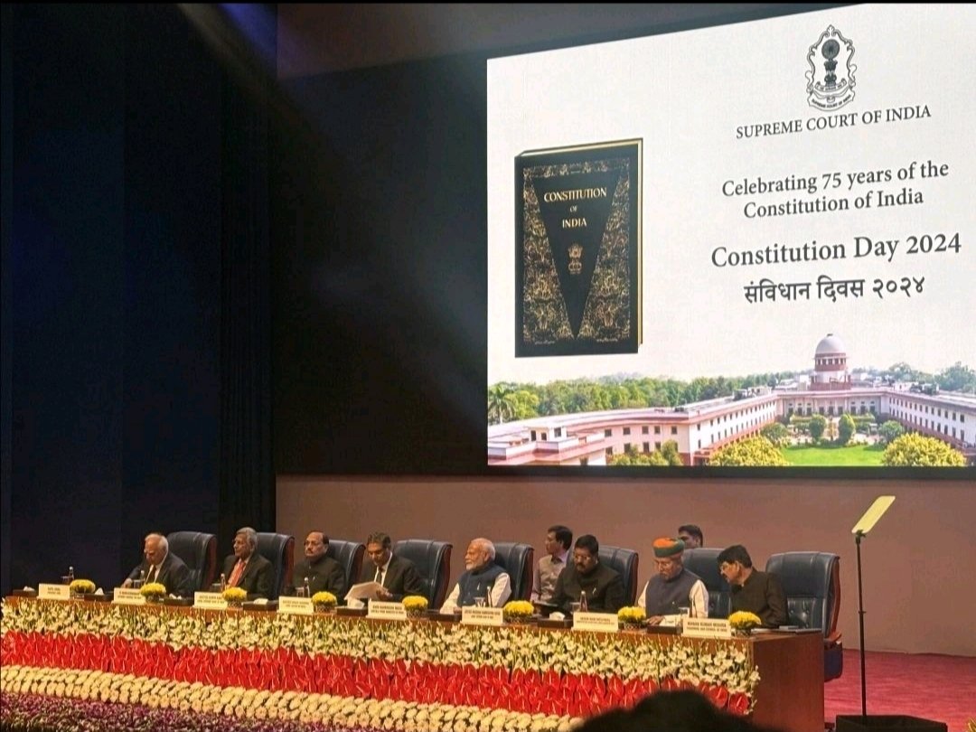 प्रधानमंत्री नरेंद्र मोदी मंगलवार को सुप्रीम कोर्ट में संविधान दिवस समारोह में शामिल हुए