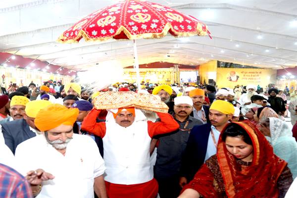 मुख्यमंत्री निवास में गुरू नानक जी के प्रकाश पर्व पर गुरूग्रंथ साहब जी का सजाया गया दरबार