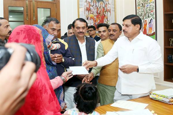 शौर्य चक्र से सम्मानित शहीद जवान के परिजन को एक करोड़ रूपये की सहायता राशि प्रदान की गई