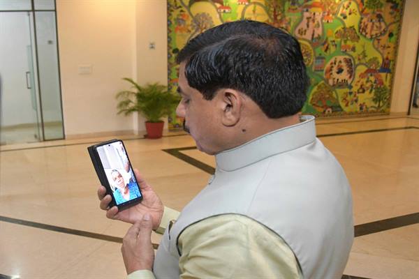 मुख्यमंत्री ने भेड़िए से संघर्ष करने वाली साहसी श्रीमती भुजलो बाई को स्वीकृत किए 1 लाख रूपए