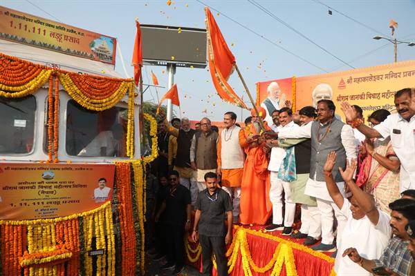 मुख्यमंत्री ने अयोध्या के लिए लड्डू प्रसाद वाहन को ध्वज दिखाकर किया रवाना