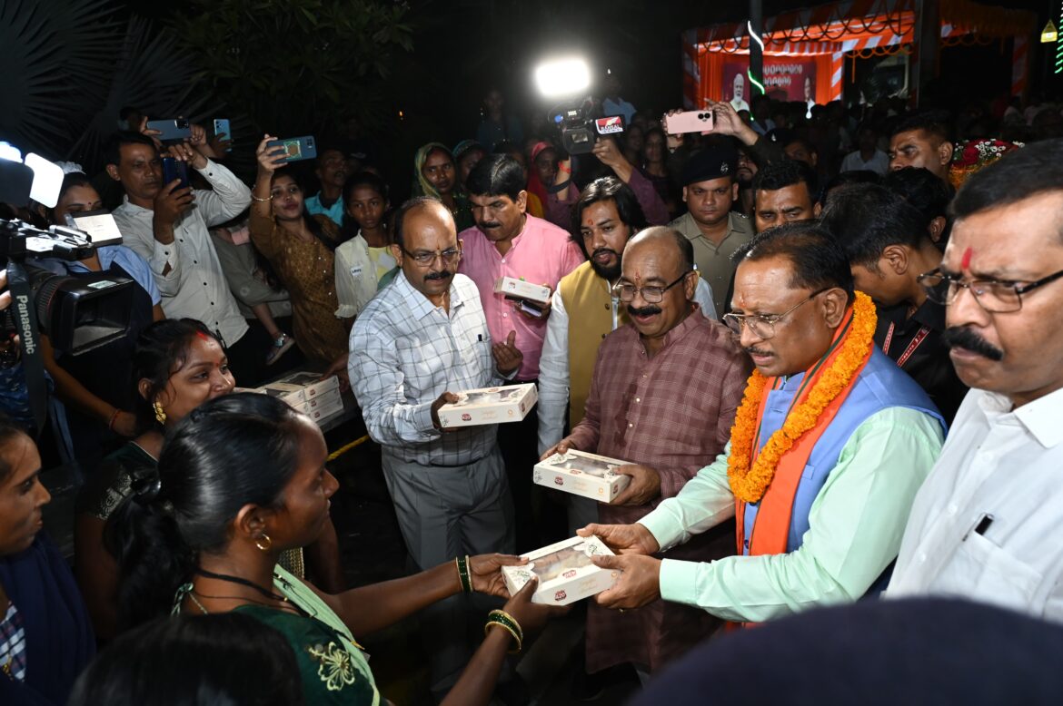 मुख्यमंत्री ने नवा रायपुर में सफाई कर्मियों के साथ बांटी दीवाली की खुशियां