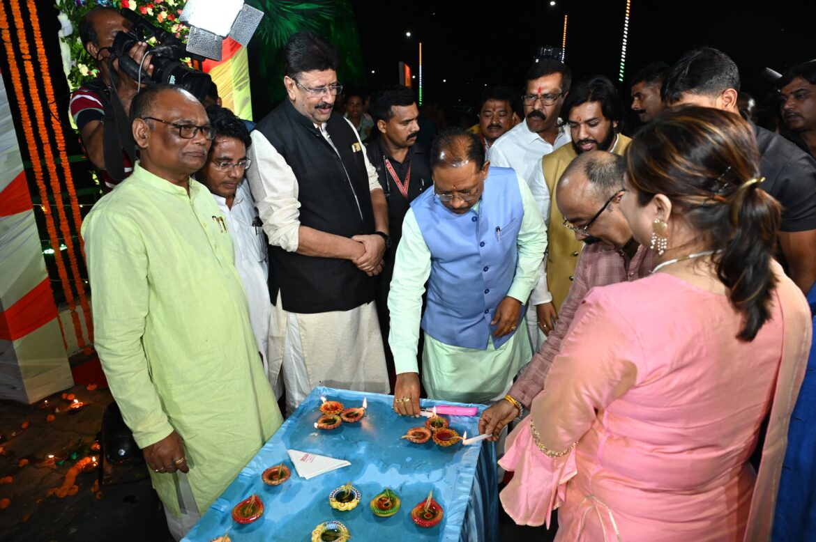 छत्तीसगढ़ राज्य स्थापना दिवस पर 11 हजार दीपों से रौशन हुआ एकात्म पथ