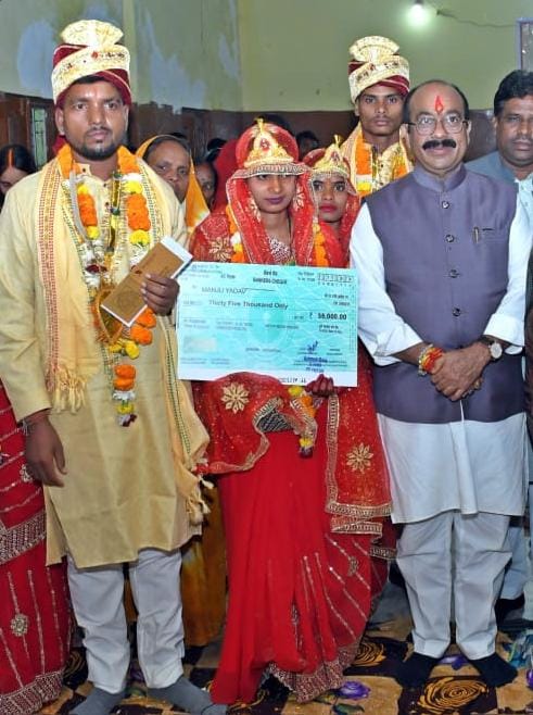 उप मुख्यमंत्री श्री अरुण साव ने नव दम्पत्तियों को उपहार प्रदान कर शादी की बधाई दी