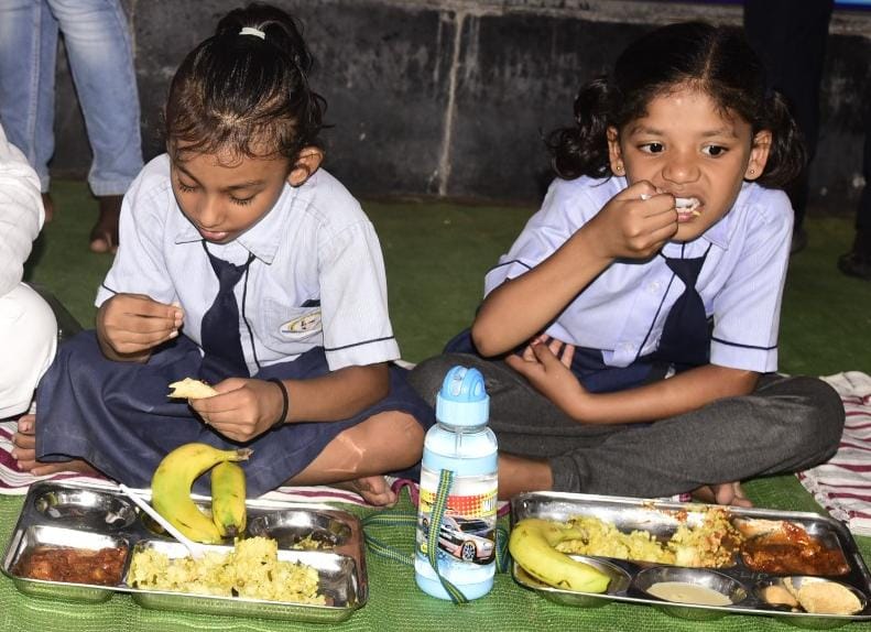 स्कूलों में न्योता भोजन: छत्तीसगढ़ में जनसहयोग से 75 हजार से अधिक बार हो चुका है न्योता भोज का आयोजन
