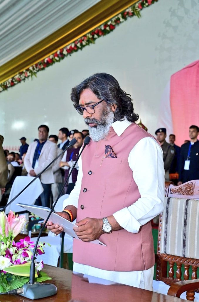  हेमंत सोरेन ने CM पद की ली शपथ