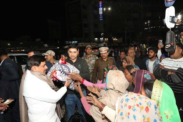 मुख्यमंत्री डॉ. मोहन यादव ने शुक्रवार रात भोपाल के रैन बसेरों का निरीक्षण किया