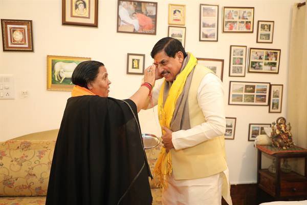 मुख्यमंत्री डॉ. मोहन यादव गुरूवार को सौजन्य भेंट के लिए पूर्व मुख्यमंत्री सुश्री उमा भारती के श्यामला हिल्स स्थित निवास पहुंचे