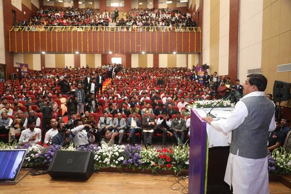 युवा संवाद (रोजगार केन्द्रित) कार्यक्रम में मुख्यमंत्री हुए युवाओं से रू-ब-रू