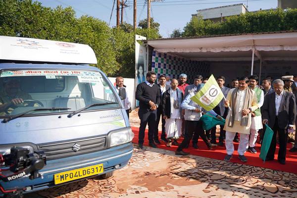 मुख्यमंत्री ने एक करोड़ से अधिक मध्यान्ह भोजन प्रदाय के अवसर पर भोजन वितरण वाहन को झंडी दिखाकर किया रवाना