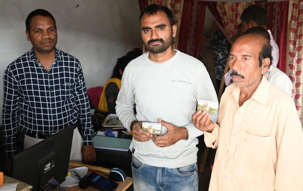 उपार्जन केन्द्रों में माइक्रो एटीएम की सुविधा से प्रसन्न है किसान